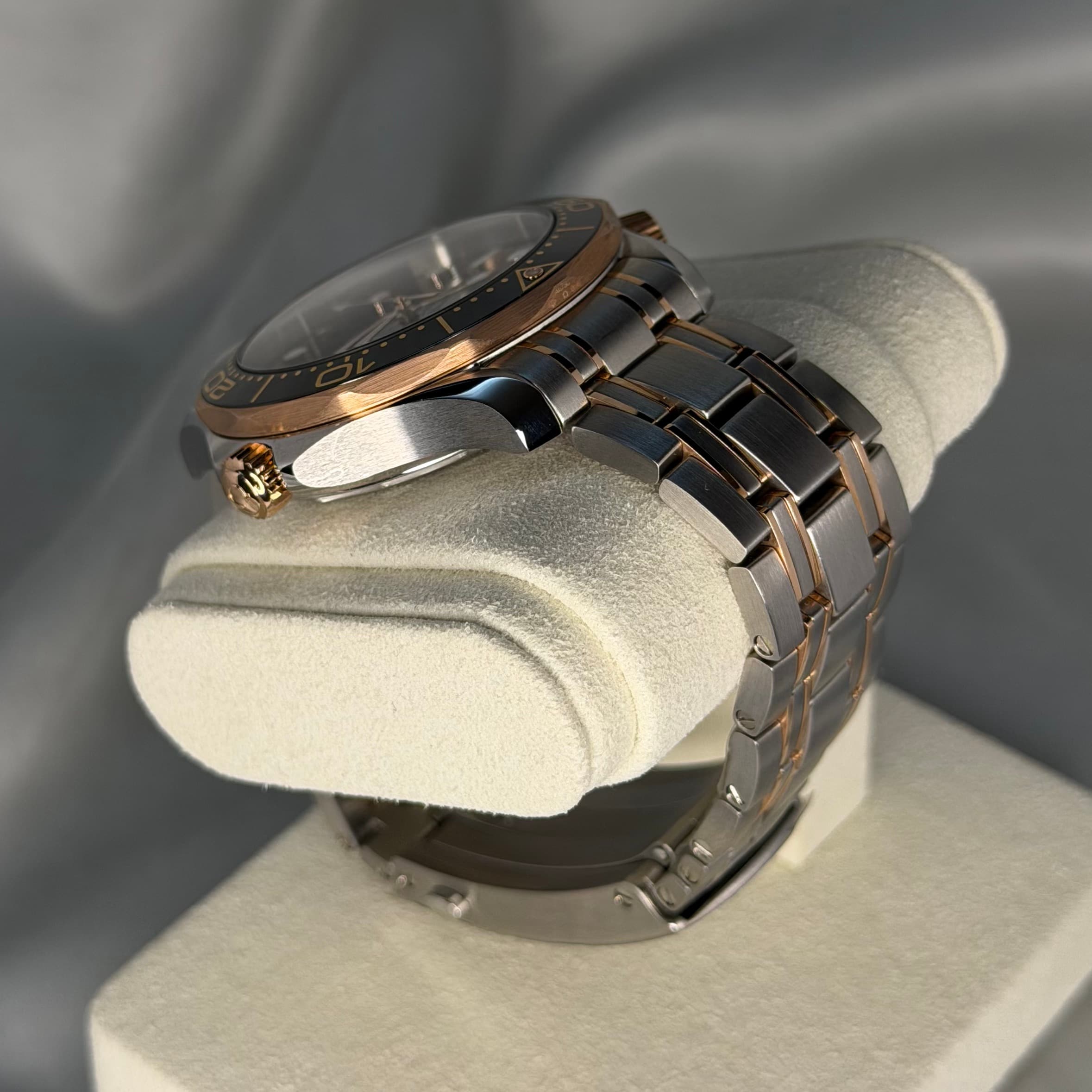 Omega Seamaster Sedna Gold/Steel (Ref. 21020422001001) — photo 11
